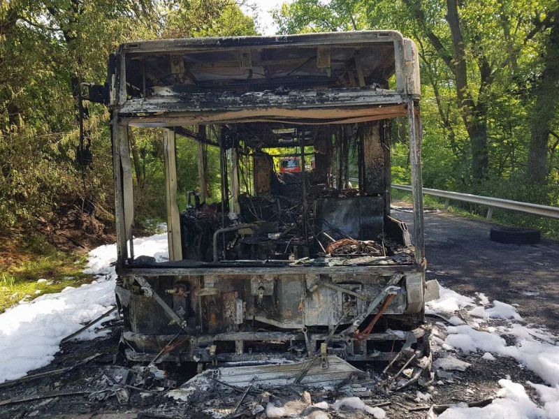 Teljesen kiégett egy busz Pomáz határában – fotók