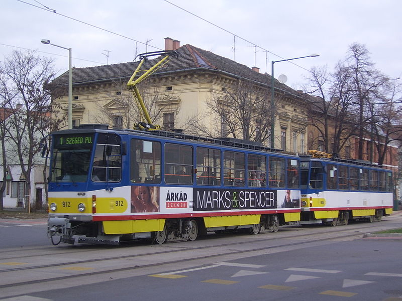 Villamos és busz ütközött Szegeden