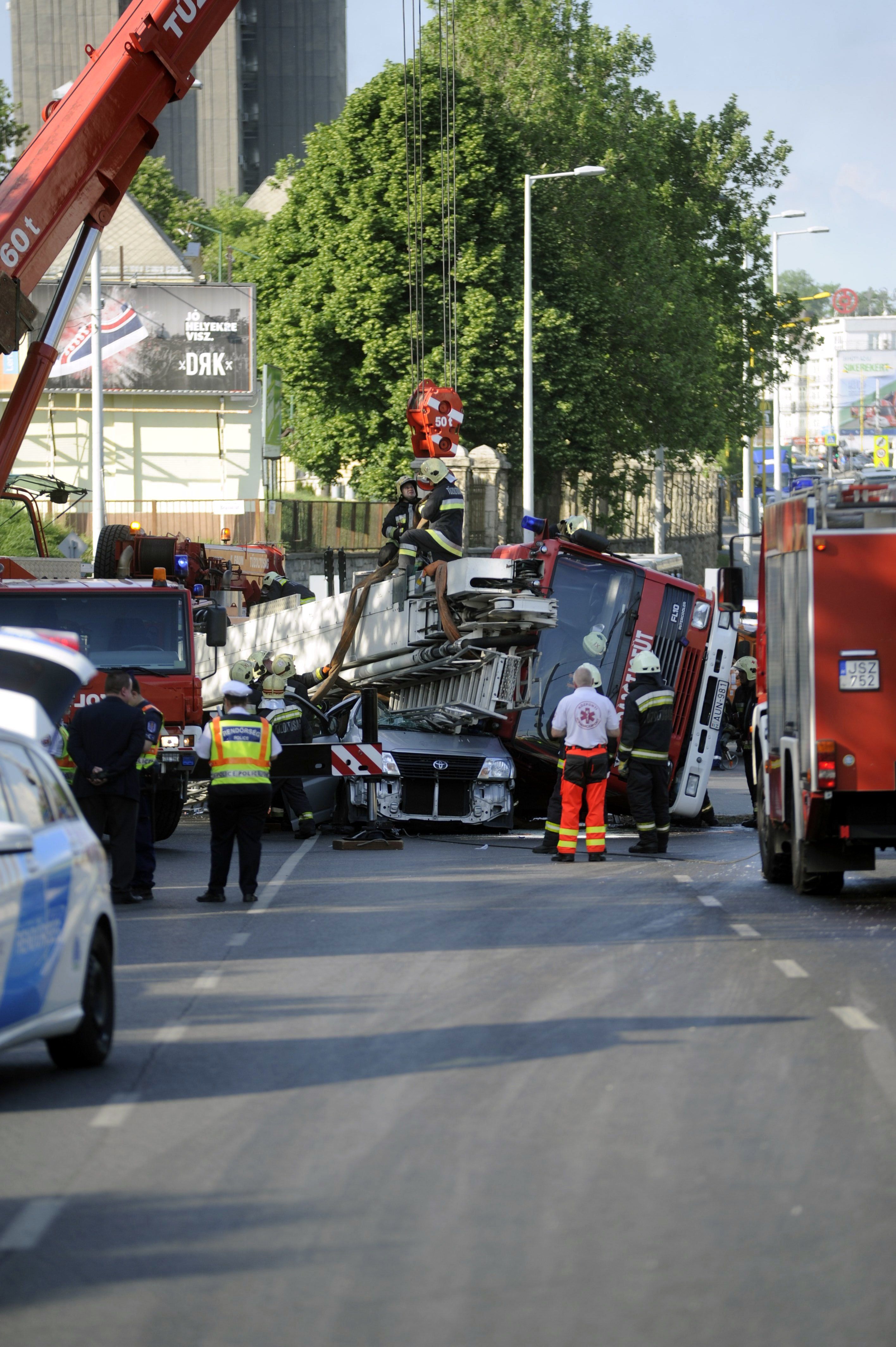 Tűzoltójármű borult egy személyautóra a Budaörsi úton – az autós meghalt