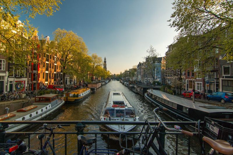 Magas bírsággal próbálja ösztökélni a turistákat a nyugalom betartására Amszterdam