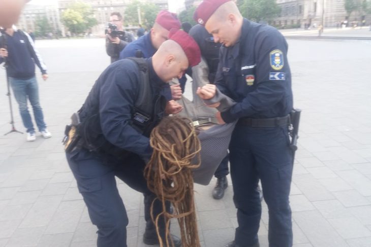 A rendőrség akcióba lendült: feloszlatták az élőláncot a Kossuth téren – élő