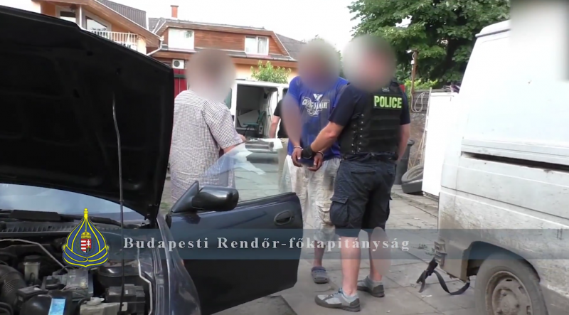 Rendőrök rohantak le egy pesterzsébeti házat (videó)