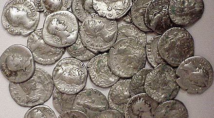 Több ezer lengyel veretű ezüstpénz került elő a kunmadarasi repülőtérnél