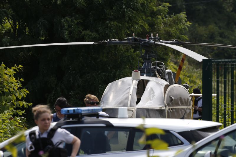 Komolyan, mint a filmekben: helikopterrel szökött meg a sztárrab a börtönudvarról