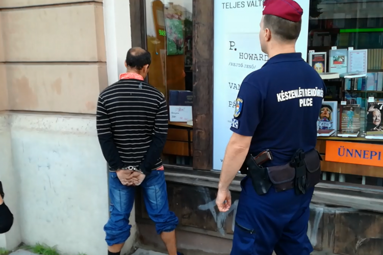 Trafikban követelt pénzt hajnalban, majd kifosztott két embert Pécsen – hamar elfogták