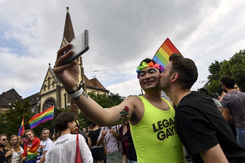 "Merj nagyot álmodni!" – Így vonul a Budapest Pride