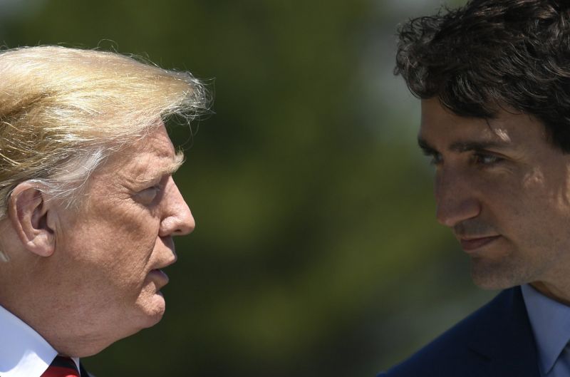 Trump két lábbal beleszállt a kanadai miniszterelnökbe