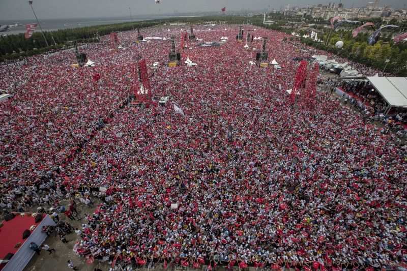 Bámulatos tömeg gyűlt össze Erdogan leváltásáért