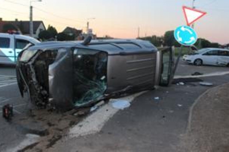 Hárman megsérültek a körforgalomban felborult autó balesetében Debrecenben