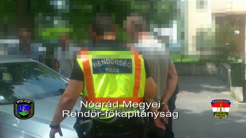 A Nógrád megyei rendőrök megmutatják, hogy a trafikrabló kezét miként bilincselték hátra – videó