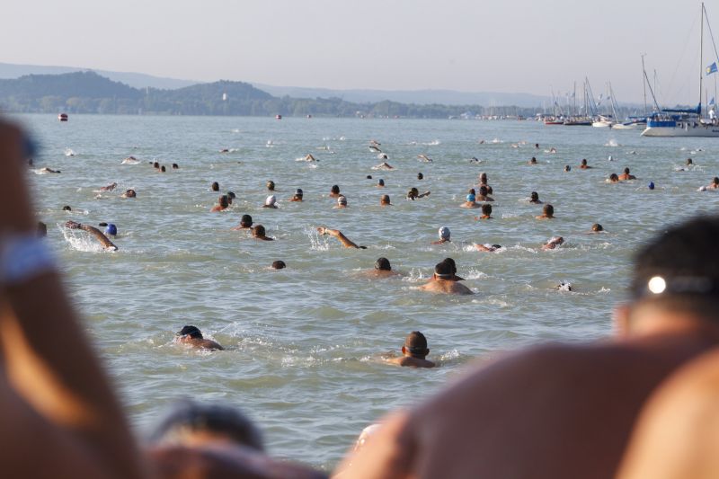 Erő, kitartás: kisvárosnyi ember úszta át a Balatont