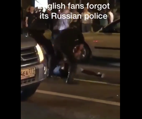 „Ez nem Anglia”: brutálisan összeverték az orosz rendőrök a részeg angol szurkolót, miután autójukra ugrott (Videó)