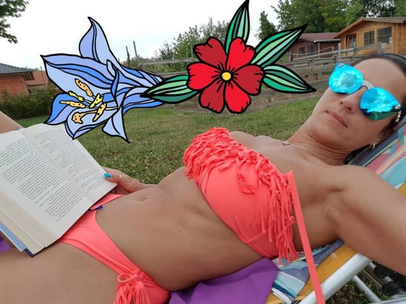 Bikiniben olvas könyvet Fésűs Nelly előadás előtt! 