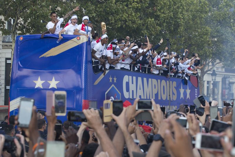 Párizsban és Zágrábban is rengeten ünnepelték a hazatérő fociválogatottat