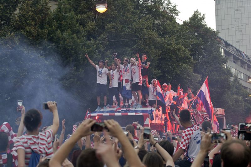 Párizsban és Zágrábban is rengeten ünnepelték a hazatérő fociválogatottat