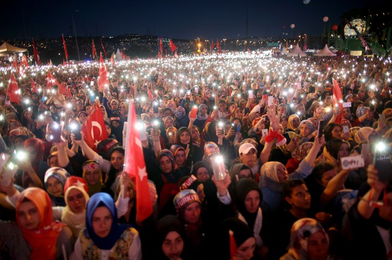 Két éve tört ki a török puccskísérlet – több tízezren emlékeztek Erdogannal