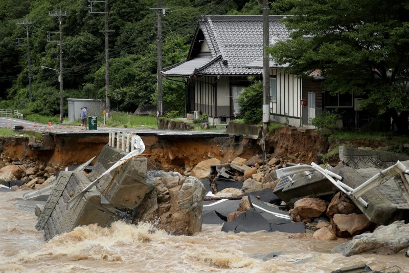 Soha nem látott hevességű esőzések miatt halt meg 64 ember Japánban