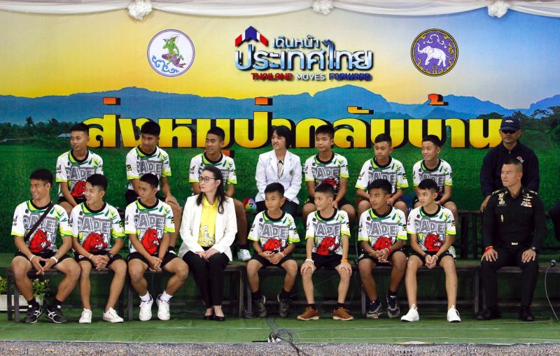 Sírva mondtak köszönetet a búvároknak a thaiföldi barlangból kiszabadult gyerekek