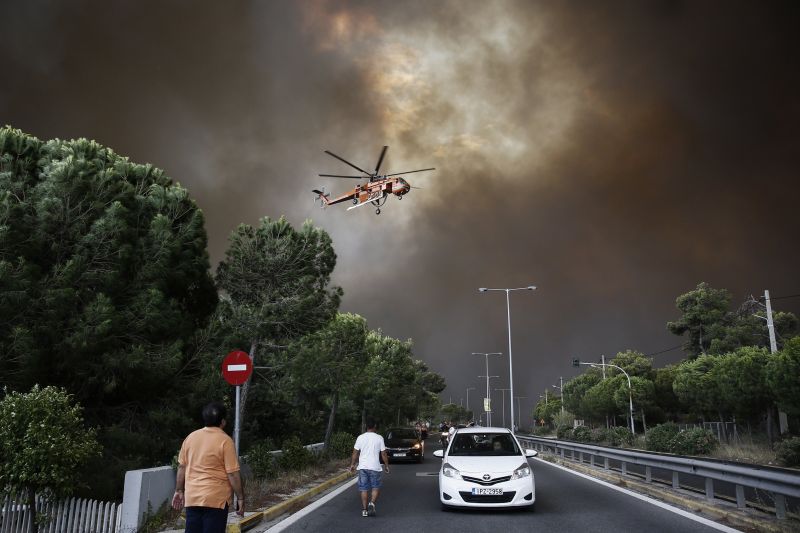 Gyorsan terjedő tűz égeti halálra az embereket Athén környékén