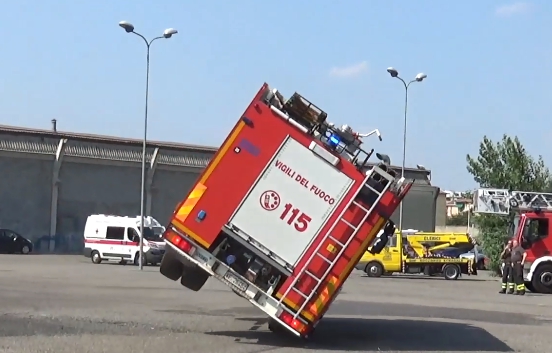 Bemutató közben borult fel egy tűzoltóautó – videó