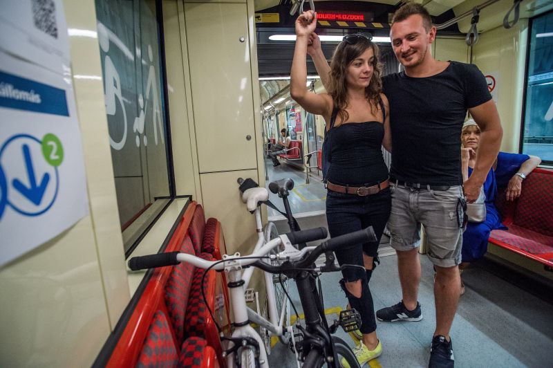 Bringával a munkába: eddig tilos volt, most megmutatták, hogyan lehet bringát levinni a metróba