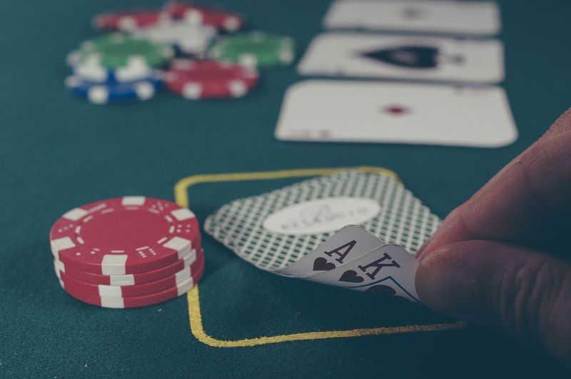 Összesen 25 milliót sikkasztott üzlettársától póker miatt