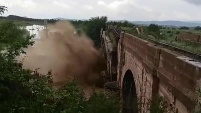 Romániai áradások: torokszorító videó egy híd összeomlásáról