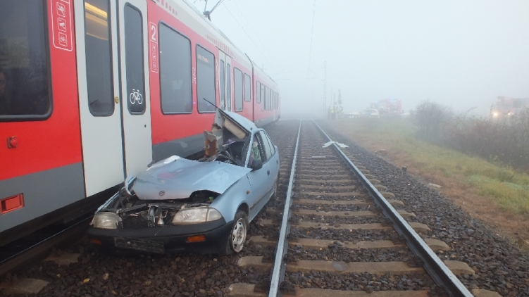 Vonat ütközött a síneken elakadt Suzukinak – fotók