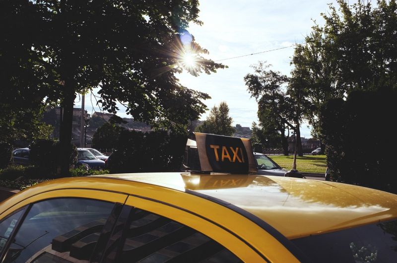 Mától drágább a taxizás Pesten, de több más törvény is hatályba lépett