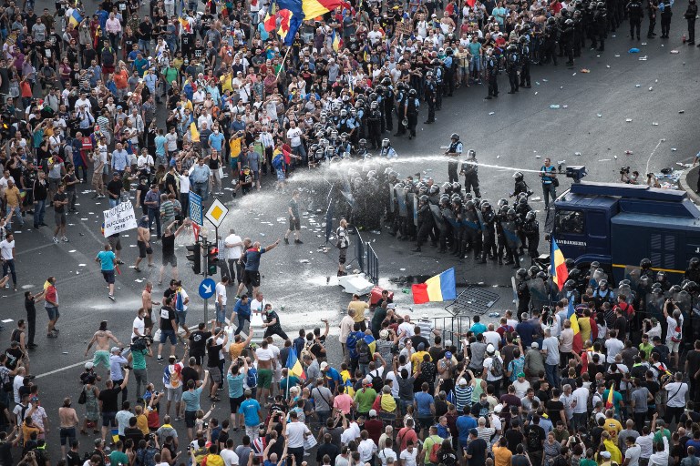 A tegnapi oszlatások után ma este is folytatódnak a tüntetések Bukarestben