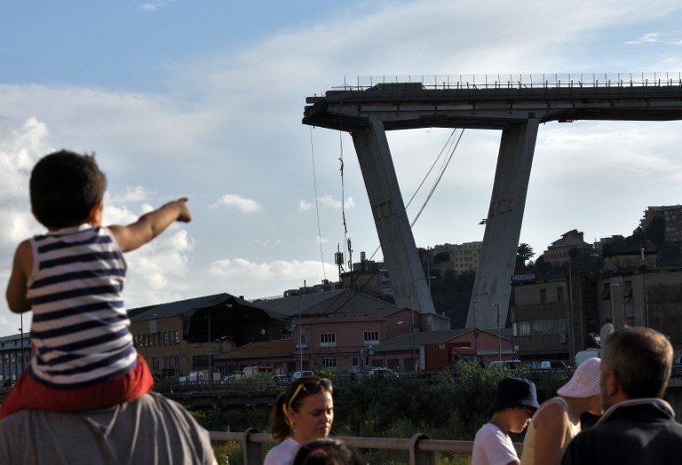 Egész éjjel kutattak túlélők után a genovai hídomlás helyszínén