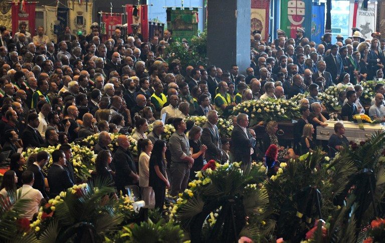 Hatalmas tömeg vett részt a genovai áldozatok temetésén
