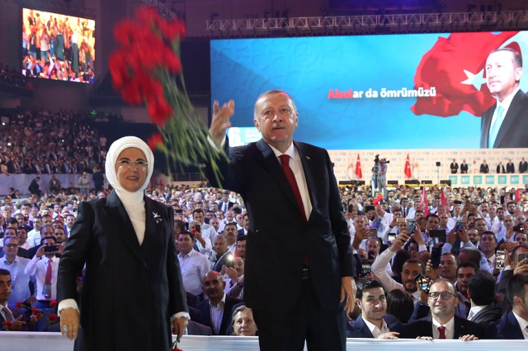 Erdogant újraválasztotta a párt, harcias kedvében van