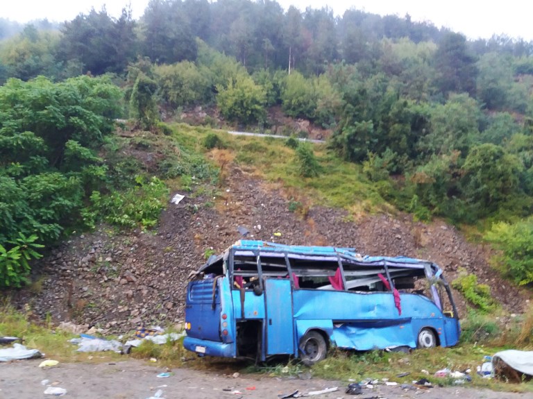 Tragédia: legalább 15-en meghaltak egy buszbalesetben, sok a sérült is