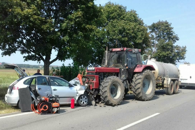 Egy ember súlyosan megsérült a traktor és az autó ütközésében