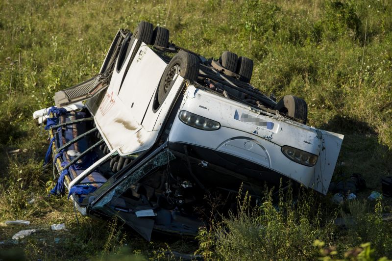 Felborult egy ukrán kisbusz a 2-es úton, 13 ember sérült meg