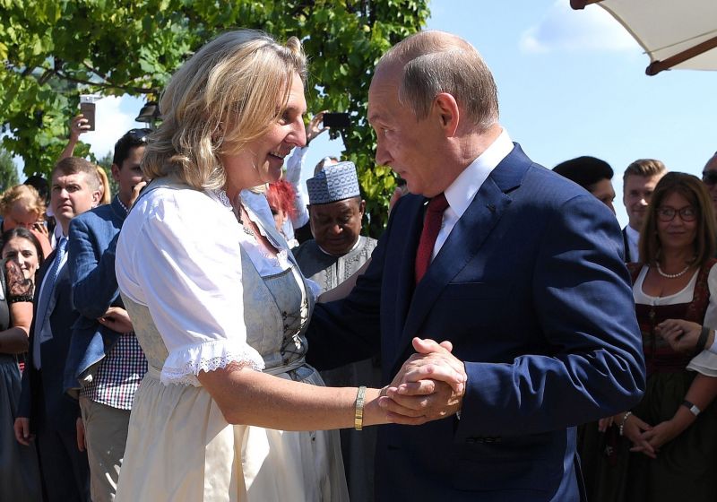 Putyin beugrott az osztrák külügyminiszter esküvőjére, szívecskét rajzolt az autójukra