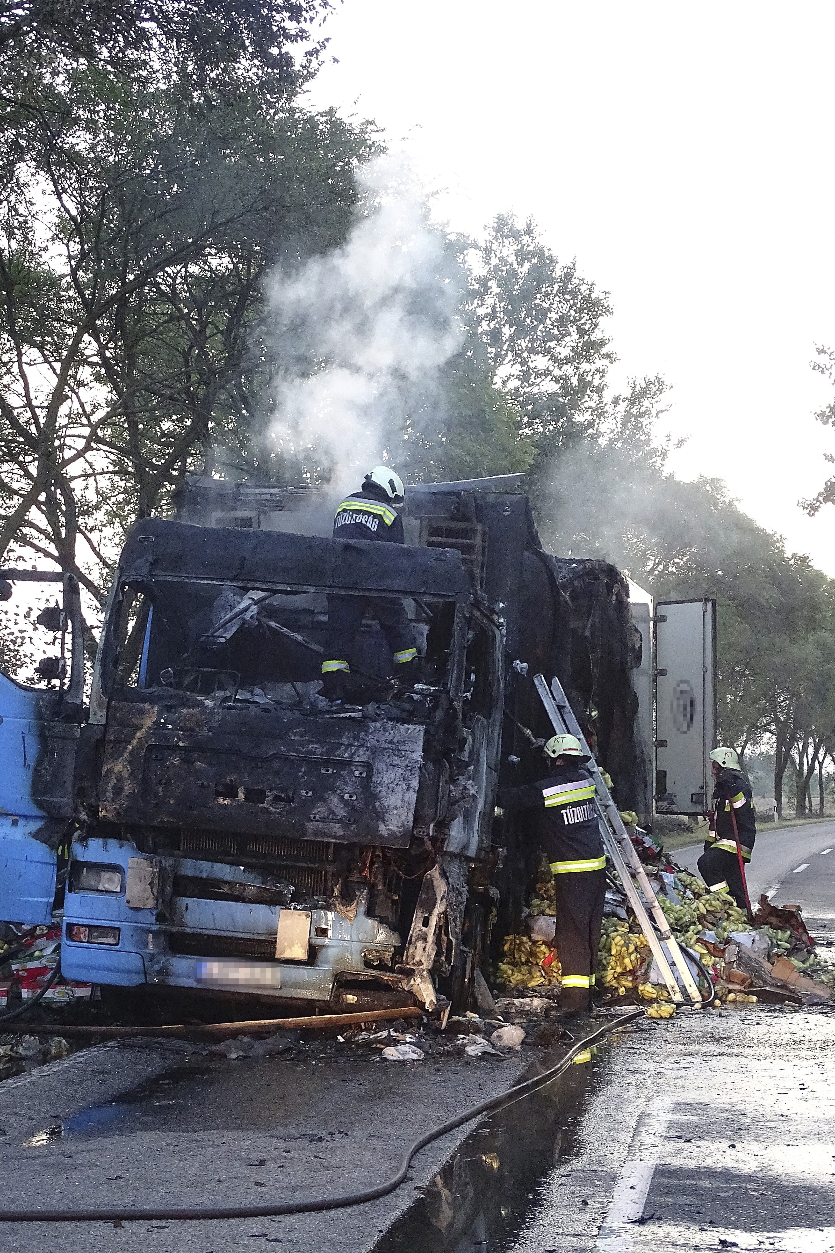 Kiégett egy kamion a 44-es főúton – fotók