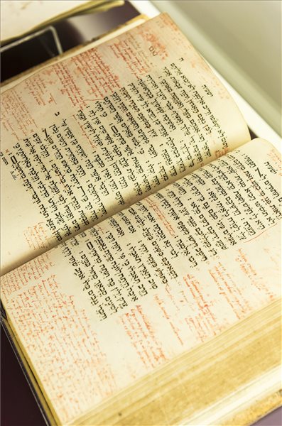 Visszatért Genfből Debrecenbe a híres 16. századi biblia