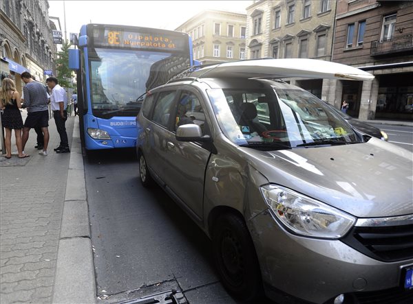Busz és autó ütközött Budapesten, 11 ember sérült meg