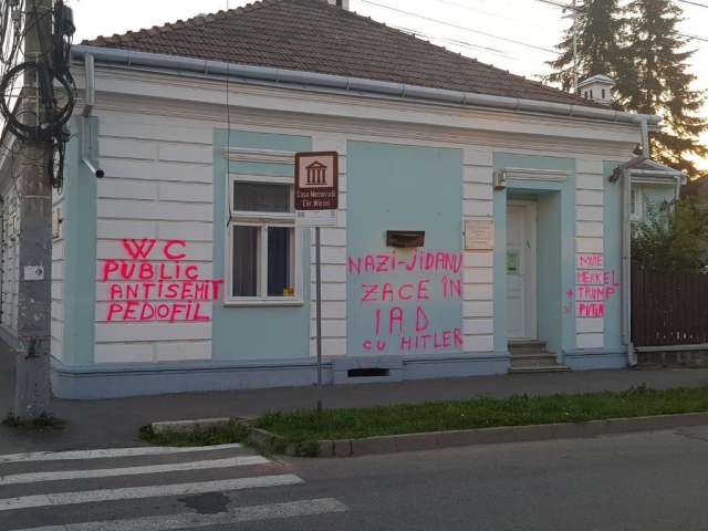 Vizsgálat indul Romániában az Elie Wiesel szülőházára mázolt antiszemita falfirkák miatt