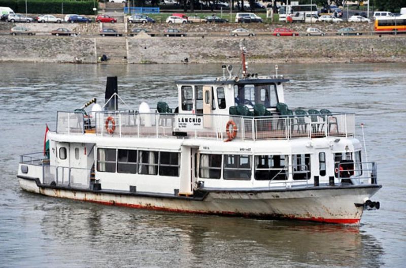 Kisodródott egy utasszállító hajó Budapestnél, 12 embert kellett kimenteni