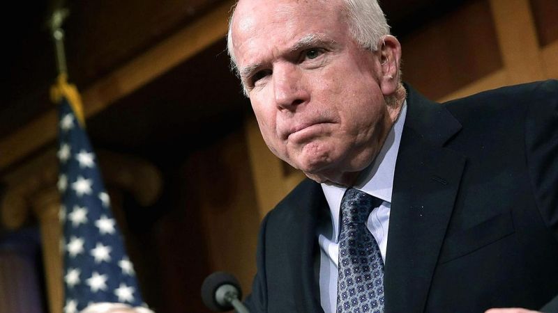 A Fehér Házban egyelőre nem engedték félárbócra a zászlót John McCain halála miatt