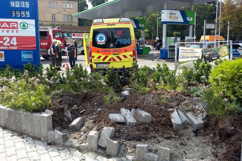 A mentő áttörte a betonkorlátot – fotó