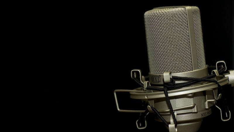 Kimaxolták a bunkóságot a közszolgálati Petőfi rádión: lógó női melleket fikáztak
