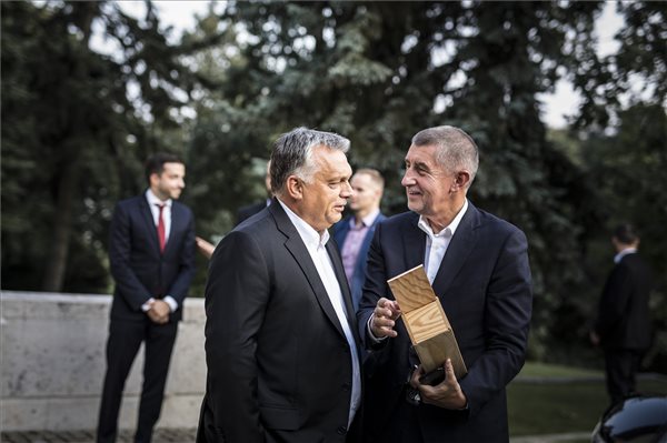 Orbán: Magyarország támogatja a cseh miniszterelnök migrációs javaslatát