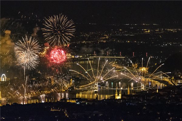 Fotók: ilyen volt a tűzijáték Budapesten és Egerben