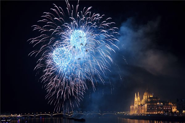 Fotók: ilyen volt a tűzijáték Budapesten és Egerben