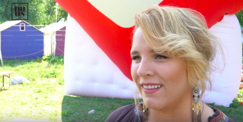 Videó: Elkísértük Tóth Verát a HIV-szűrésre