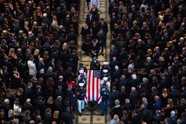 Trump Twitterezett, aztán golfozni ment McCain temetése alatt